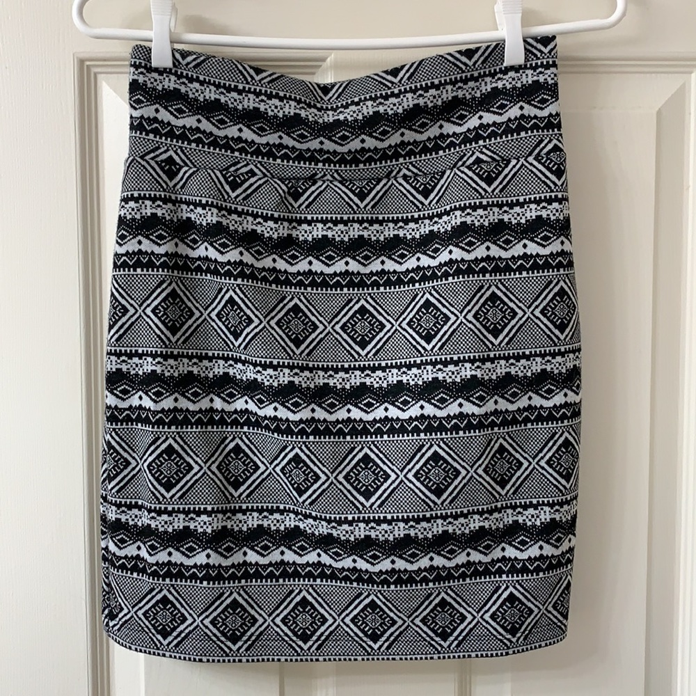 🌷3 for $25🌷Candy Couture, US S, Black & White Tribal Print Bodycon Mini Skirt